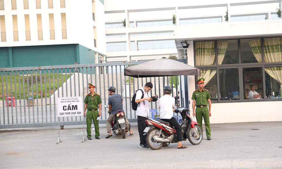 Th&iacute; sinh Trường THPT Chuy&ecirc;n Tuy&ecirc;n Quang thi m&ocirc;n đầu ti&ecirc;n