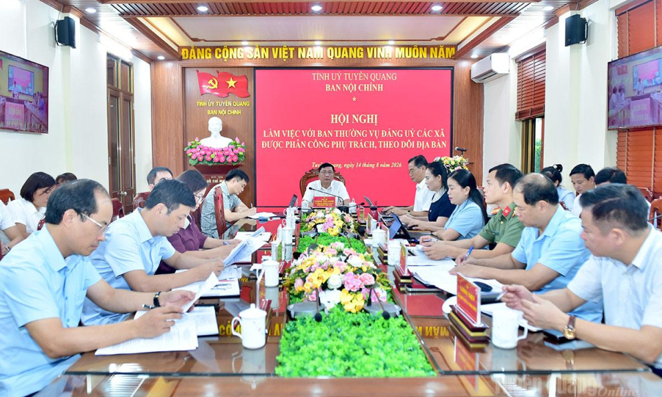 Trưởng ban Nội ch&iacute;nh Tỉnh ủy Ph&ugrave;ng Tiến Qu&acirc;n chủ tr&igrave; l&agrave;m việc với Đảng ủy 8 x&atilde;