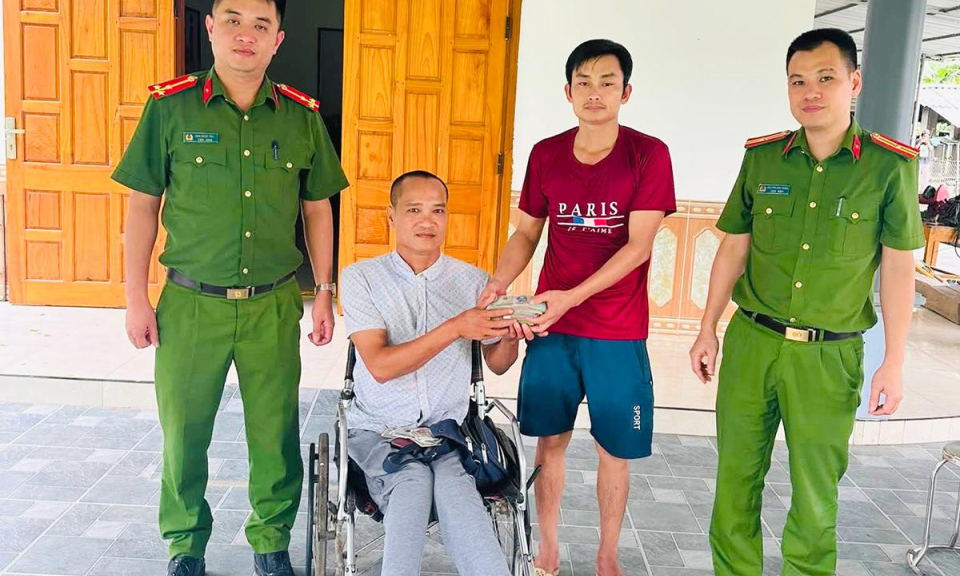 Người d&acirc;n x&atilde; Linh Hồ nhặt được gần 100 triệu đồng, trả lại người đ&aacute;nh mất