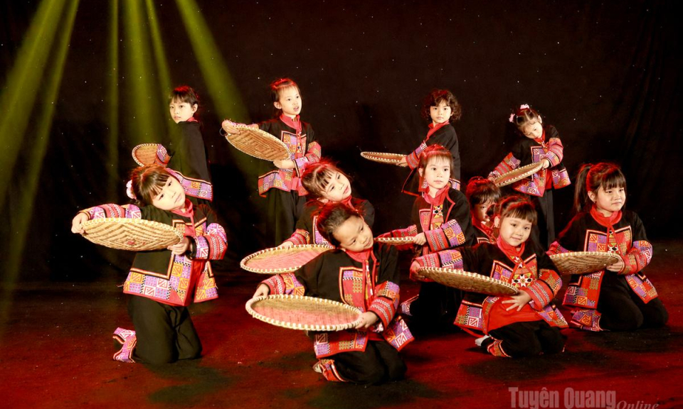 M&uacute;a d&acirc;n gian, mạch nguồn chảy m&atilde;i