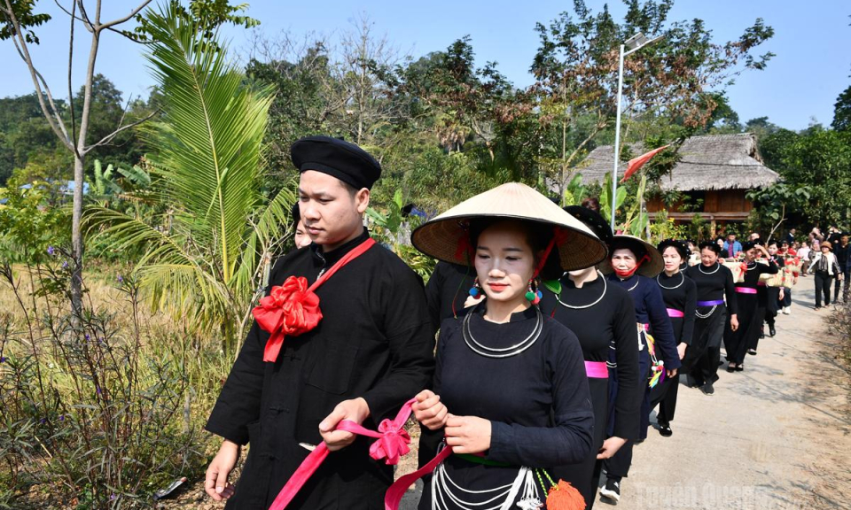 T&acirc;n Tr&agrave;o rộn r&agrave;ng lễ hội