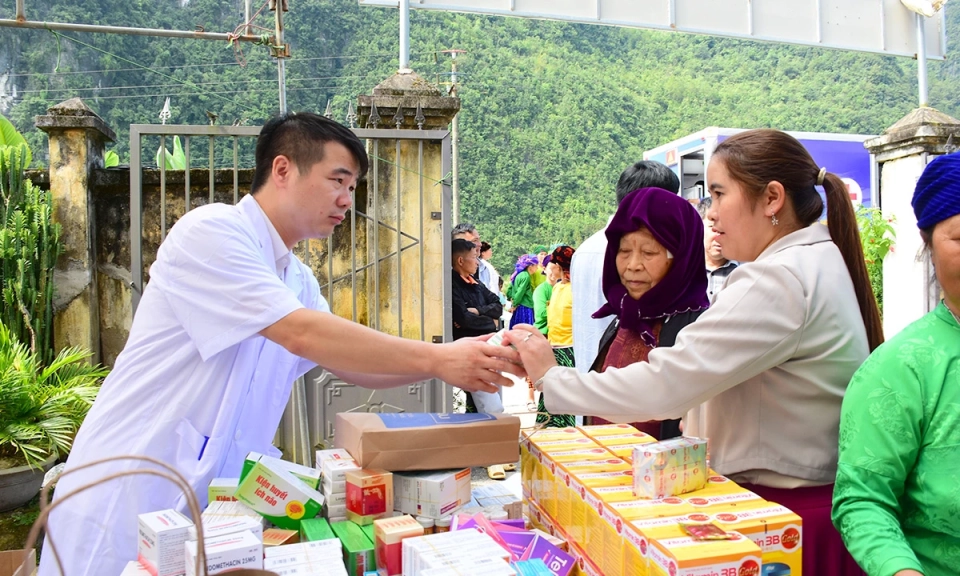 Kh&aacute;m bệnh, cấp thuốc miễn ph&iacute; v&agrave; trao kinh ph&iacute; hỗ trợ x&oacute;a nh&agrave; tạm tại x&atilde; Phố Bảng