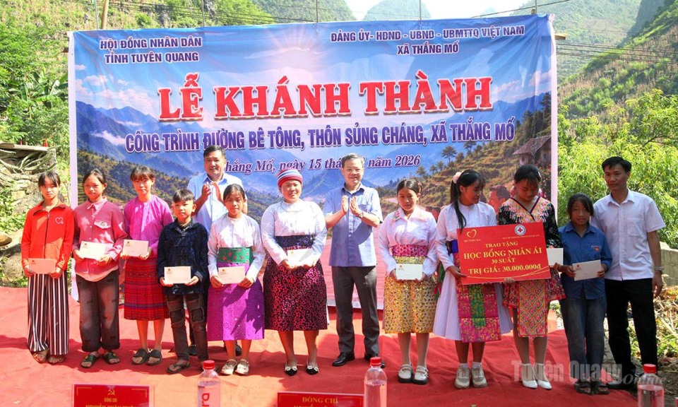 L&atilde;nh đạo HĐND tỉnh dự lễ kh&aacute;nh th&agrave;nh đường giao th&ocirc;ng v&agrave; kiểm tra dự &aacute;n trường nội tr&uacute; li&ecirc;n cấp x&atilde; Thắng Mố