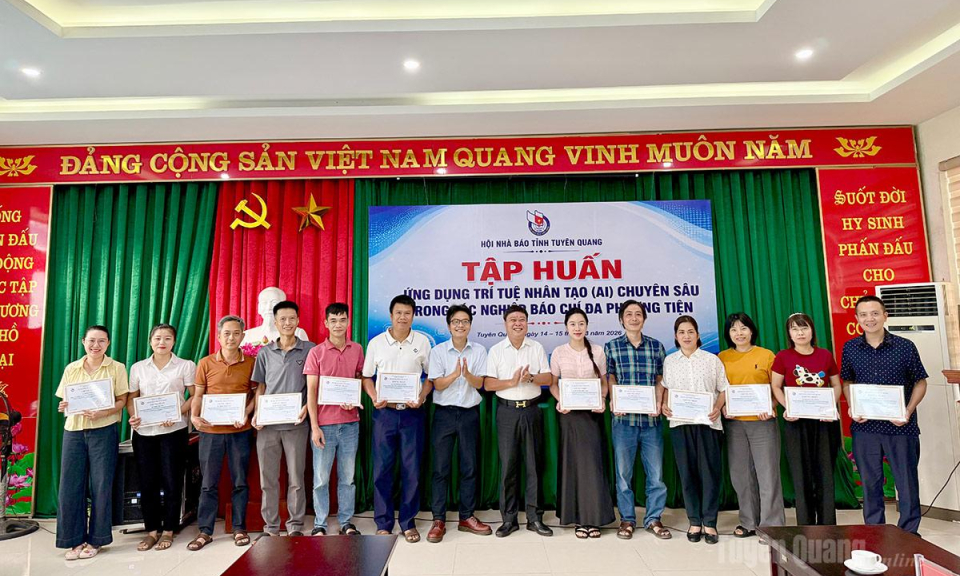 Bế mạc lớp tập huấn ứng dụng tr&iacute; tuệ nh&acirc;n tạo trong t&aacute;c nghiệp b&aacute;o ch&iacute; đa phương tiện