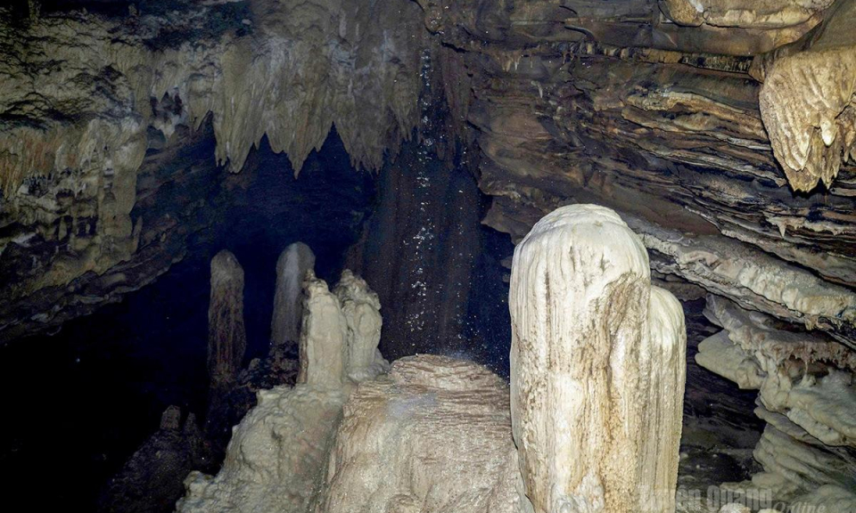 Kh&aacute;m ph&aacute; vẻ đẹp hang Thủng