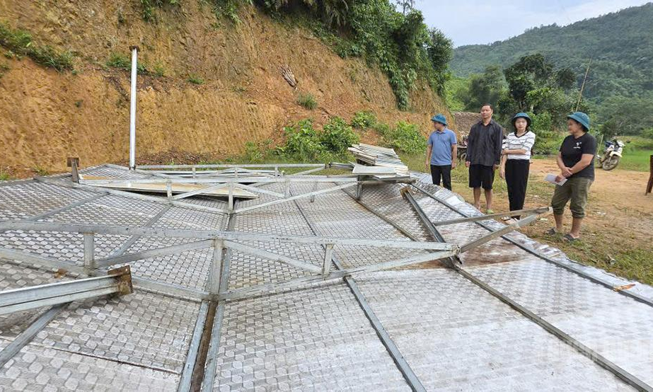 Hỗ trợ gia đ&igrave;nh bị sập nh&agrave; do mưa lốc