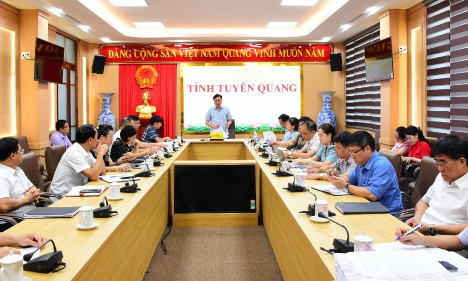 Ph&oacute; Chủ tịch UBND tỉnh Đỗ Anh Tuấn l&agrave;m việc về tiến độ x&acirc;y dựng Đề &aacute;n tổ chức lại c&aacute;c Trung t&acirc;m Y tế khu vực