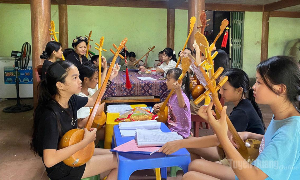 C&acirc;u lạc bộ Then ở T&acirc;n Tr&agrave;o