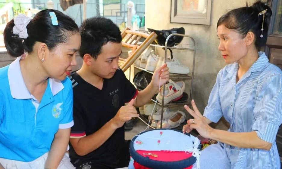 Gi&uacute;p người d&acirc;n tho&aacute;t ngh&egrave;o bền vững