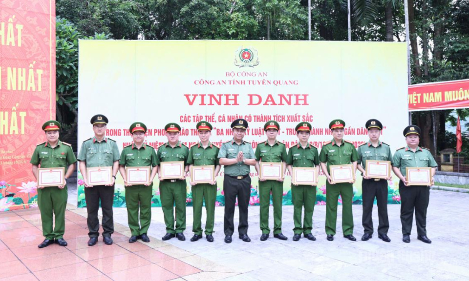 C&ocirc;ng an tỉnh vinh danh, biểu dương 21 tập thể ti&ecirc;u biểu trong thực hiện phong tr&agrave;o thi đua "Ba nhất&rdquo;