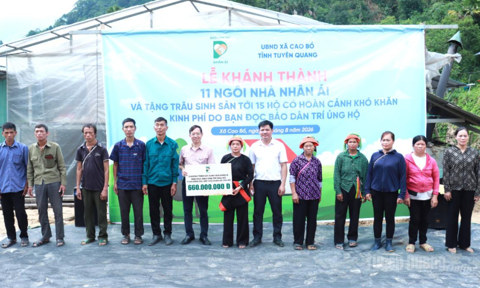 B&aacute;o D&acirc;n Tr&iacute; b&agrave;n giao 11 ng&ocirc;i nh&agrave; nh&acirc;n &aacute;i v&agrave; trao tặng 15 con tr&acirc;u giống tại x&atilde; Cao Bồ