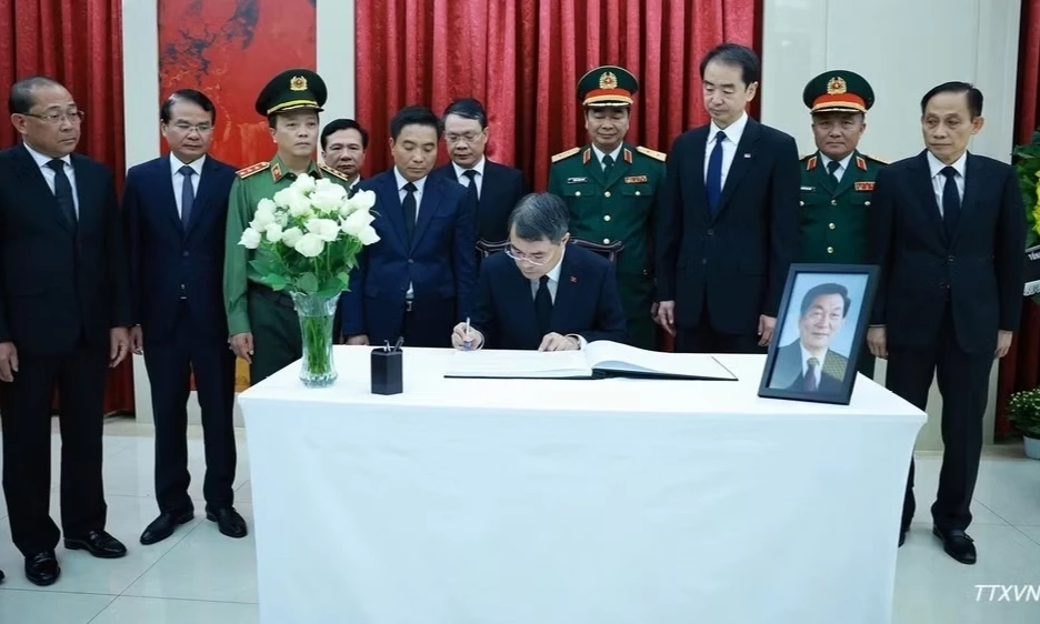 Thủ tướng L&ecirc; Minh Hưng dẫn đầu Đo&agrave;n đại biểu Đảng, Nh&agrave; nước, Mặt trận Tổ quốc Việt Nam viếng nguy&ecirc;n Thủ tướng Quốc vụ viện Trung Quốc Chu Dung Cơ