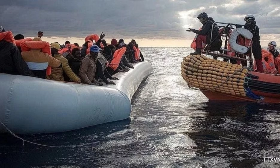 29 người Bangladesh được giải cứu sau 10 ng&agrave;y l&ecirc;nh đ&ecirc;nh tr&ecirc;n Địa Trung Hải