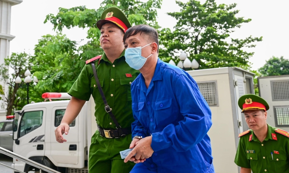 X&eacute;t xử c&aacute;c bị c&aacute;o trong vụ sai phạm tại C&ocirc;ng ty Ho&agrave;ng Long