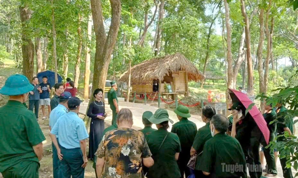 Từ m&ugrave;a Thu lịch sử&nbsp;đến ch&iacute;nh quyền gần D&acirc;n