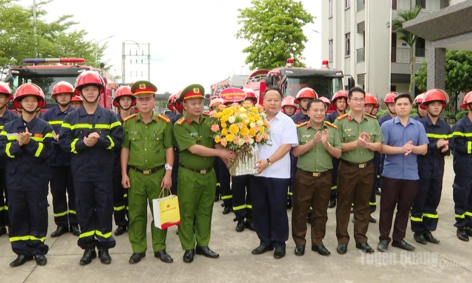 Chủ tịch UBND tỉnh ch&uacute;c mừng c&aacute;n bộ chiến sĩ C&ocirc;ng an nh&acirc;n Ng&agrave;y truyền thống C&ocirc;ng an nh&acirc;n d&acirc;n