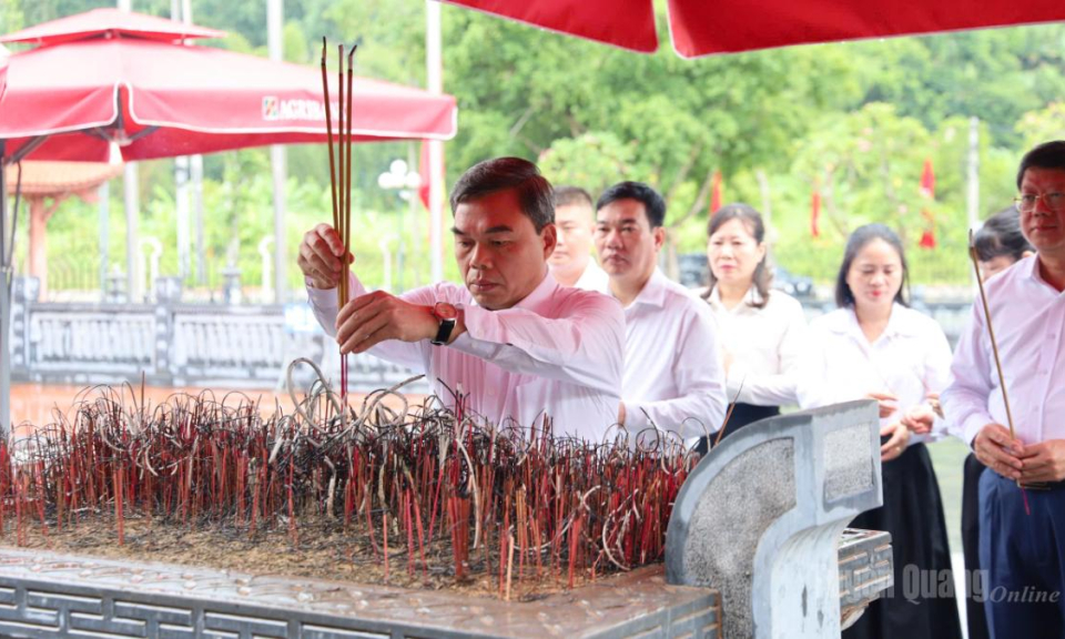 Ủy ban MTTQ tỉnh Tuy&ecirc;n Quang d&acirc;ng hương nh&acirc;n kỷ niệm 138 năm ng&agrave;y sinh Chủ tịch T&ocirc;n Đức Thắng
