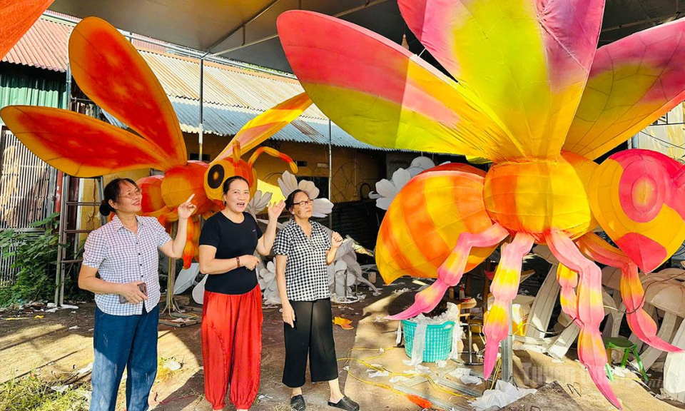 Rộn r&agrave;ng chuẩn bị m&ocirc; h&igrave;nh Trung thu