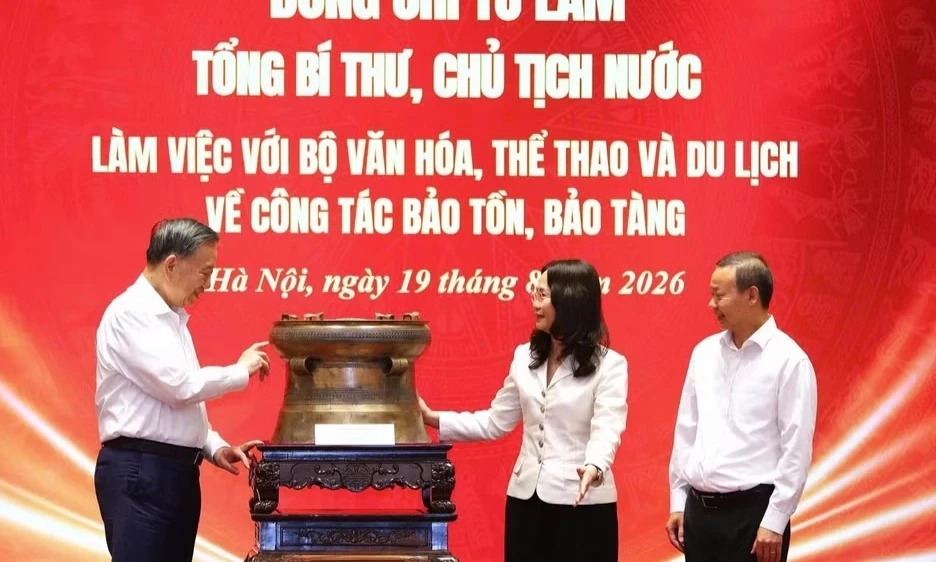 Bộ Văn h&oacute;a, Thể thao v&agrave; Du lịch trao tặng m&oacute;n qu&agrave; đặc biệt tới Tổng B&iacute; thư, Chủ tịch nước T&ocirc; L&acirc;m