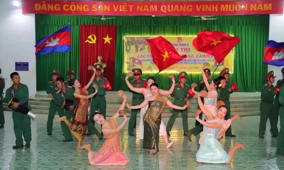 Vũ điệu thắm t&igrave;nh hữu nghị Việt Nam-L&agrave;o-Campuchia