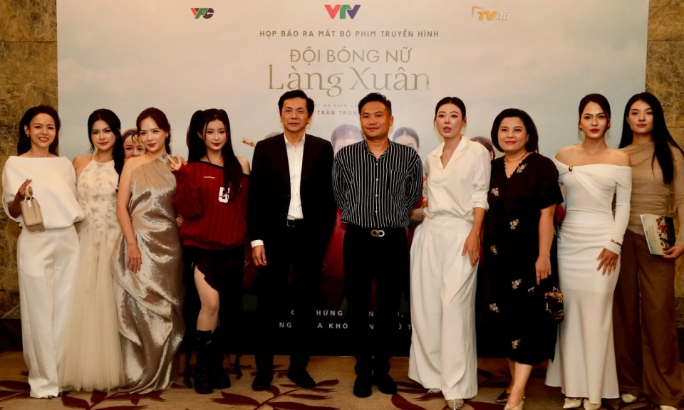 Phim &ldquo;Đội b&oacute;ng nữ l&agrave;ng Xu&acirc;n&rdquo;: Gửi th&ocirc;ng điệp y&ecirc;u thương qua tr&aacute;i b&oacute;ng lăn