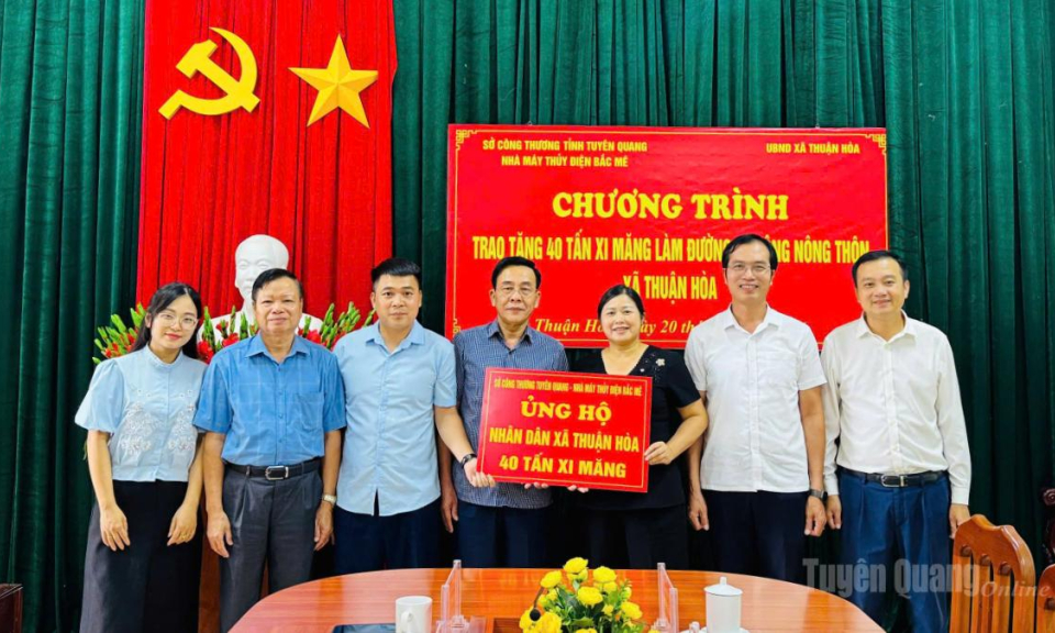 Sở C&ocirc;ng thương v&agrave; Thủy điện Bắc M&ecirc; hỗ trợ x&atilde; Thuận H&ograve;a 40 tấn xi măng l&agrave;m đường b&ecirc; t&ocirc;ng