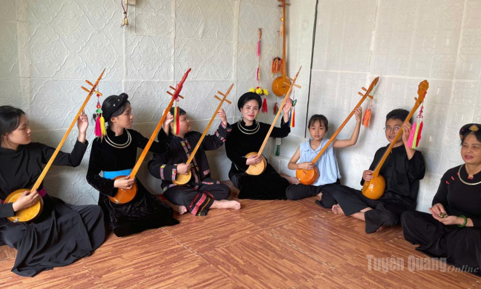 Say điệu h&aacute;t Then