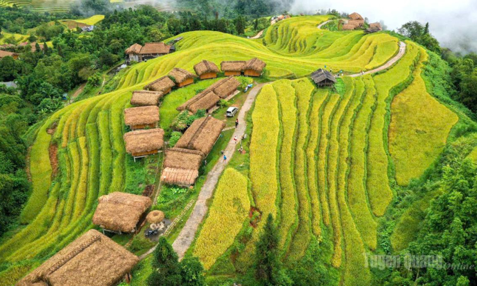 Người Dao Đỏ ở Nậm Hồng l&agrave;m du lịch