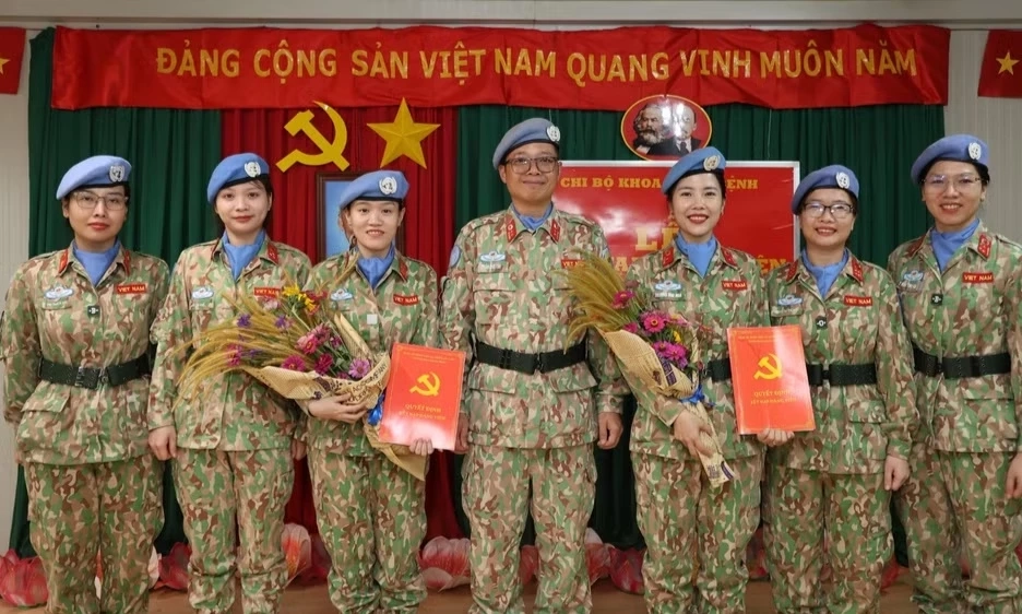 Lễ kết nạp Đảng tại Ph&aacute;i bộ G&igrave;n giữ h&ograve;a b&igrave;nh Li&ecirc;n hợp quốc ở Nam Sudan