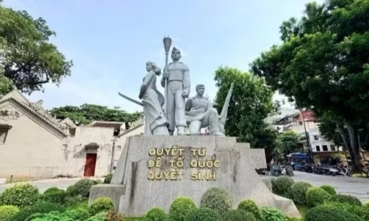 H&agrave; Nội di dời tượng đ&agrave;i &ldquo;Quyết tử để Tổ quốc quyết sinh&rdquo; b&ecirc;n hồ Ho&agrave;n Kiếm