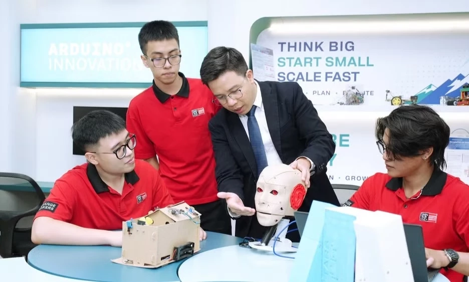 Sinh vi&ecirc;n Việt Nam tiếp cận ph&ograve;ng lab AI, robot đầu ti&ecirc;n ở Đ&ocirc;ng Nam &Aacute; của tập đo&agrave;n chip h&agrave;ng đầu thế giới