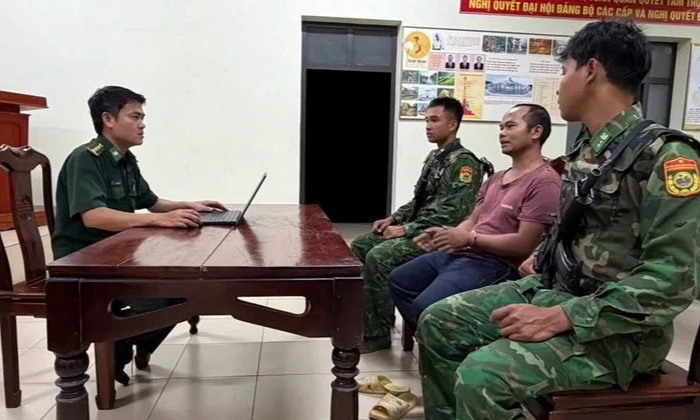 Bi&ecirc;n ph&ograve;ng Huế bắt người đ&agrave;n &ocirc;ng t&agrave;ng trữ ma t&uacute;y