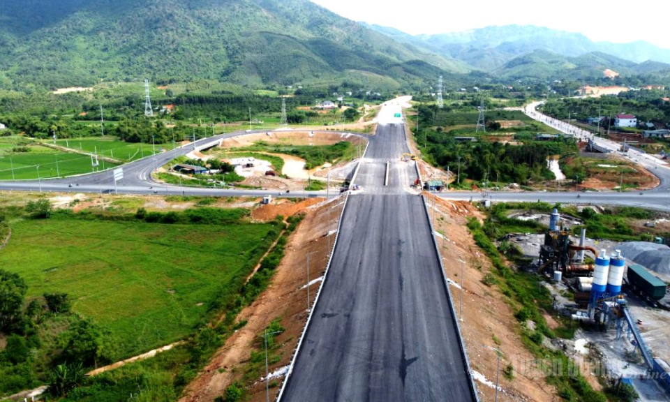 Nước r&uacute;t tr&ecirc;n c&ocirc;ng trường cao tốc Tuy&ecirc;n Quang - H&agrave; Giang