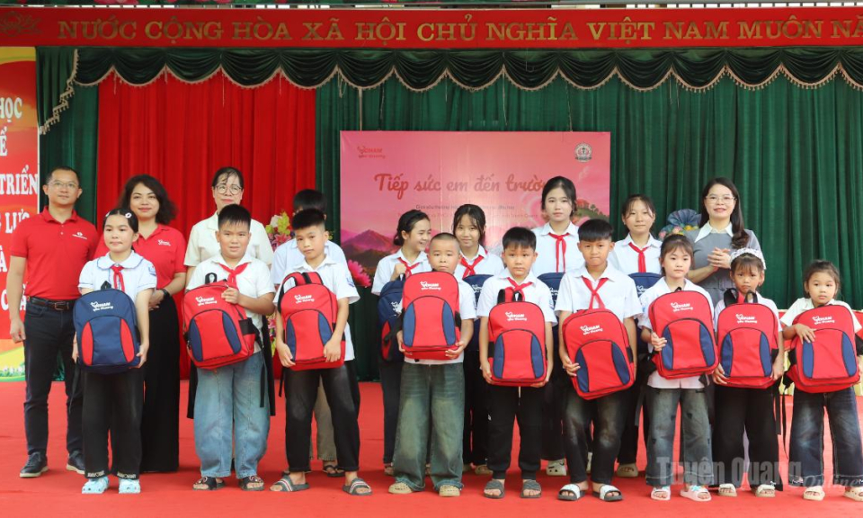 Quỹ Chạm Y&ecirc;u Thương v&agrave; Techcombank trao qu&agrave;, học bổng trị gi&aacute; hơn 1 tỷ đồng tại x&atilde; Bằng H&agrave;nh