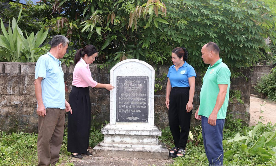L&agrave;ng Chạp in dấu ch&acirc;n B&aacute;c