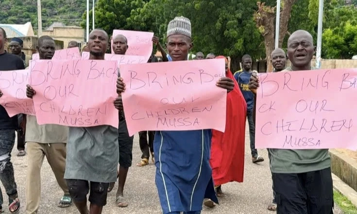 Gần 100 ng&agrave;y bất an của những gia đ&igrave;nh c&oacute; con bị bắt c&oacute;c ở Nigeria