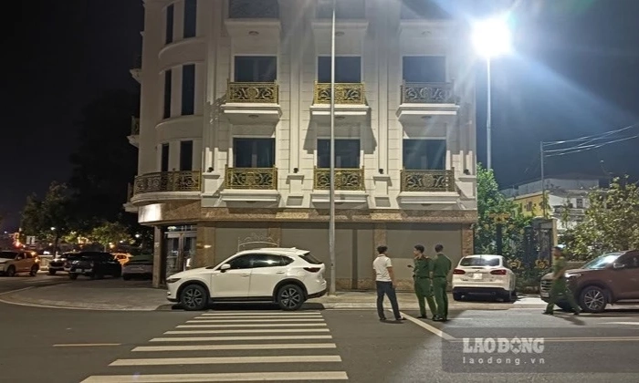 C&ocirc;ng an phong tỏa khu vực nh&agrave; Hải Sa Pa, người d&acirc;n k&eacute;o đến ng&agrave;y một đ&ocirc;ng