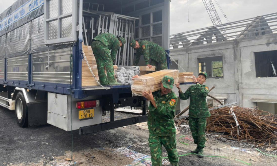 Đồn Bi&ecirc;n ph&ograve;ng Cửa khẩu Săm Pun g&oacute;p sức x&acirc;y trường bi&ecirc;n giới