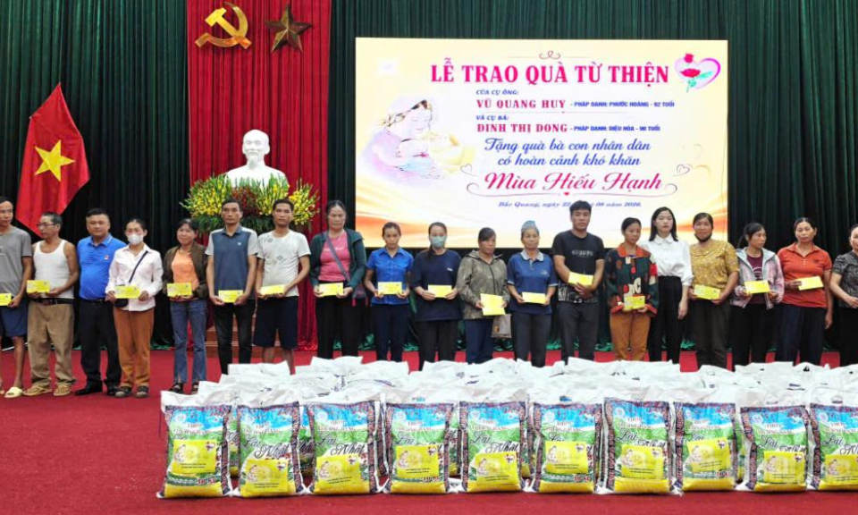 Trao 183 suất qu&agrave; cho c&aacute;c hộ d&acirc;n c&oacute; ho&agrave;n cảnh kh&oacute; khăn