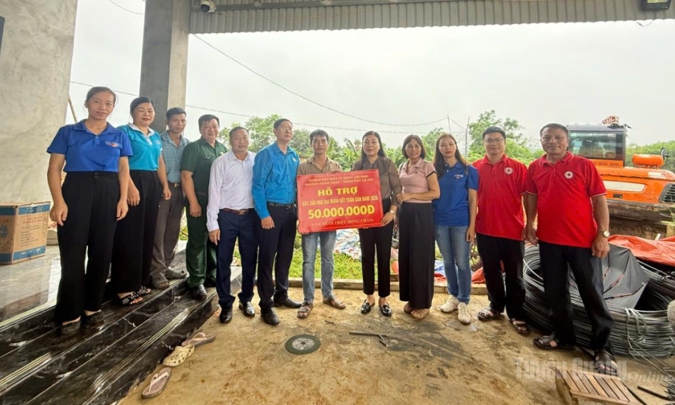 Trao hơn 125 triệu đồng hỗ trợ người d&acirc;n, học sinh x&atilde; H&ugrave;ng Đức