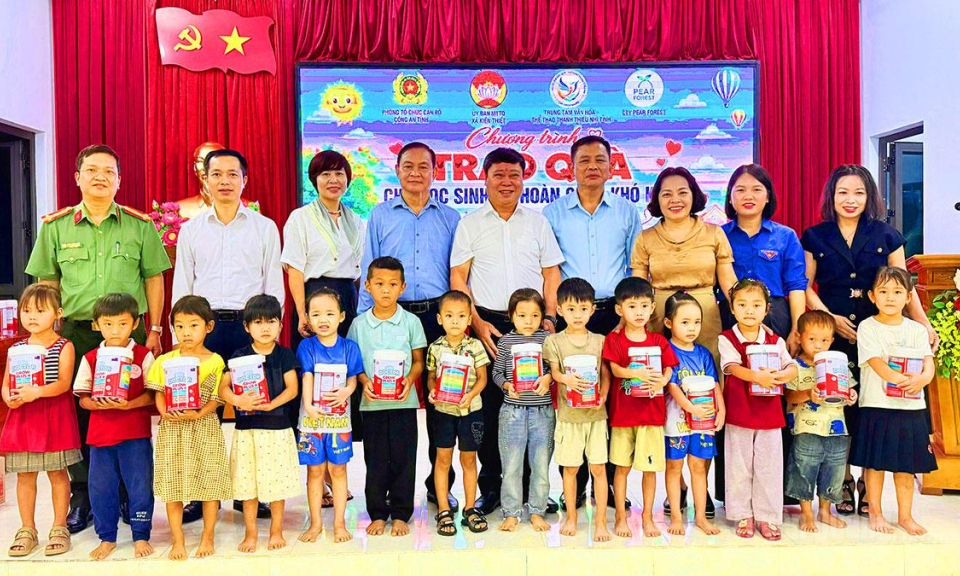 Tiếp sức ước mơ giảng đường cho học sinh ngh&egrave;o x&atilde; Kiến Thiết