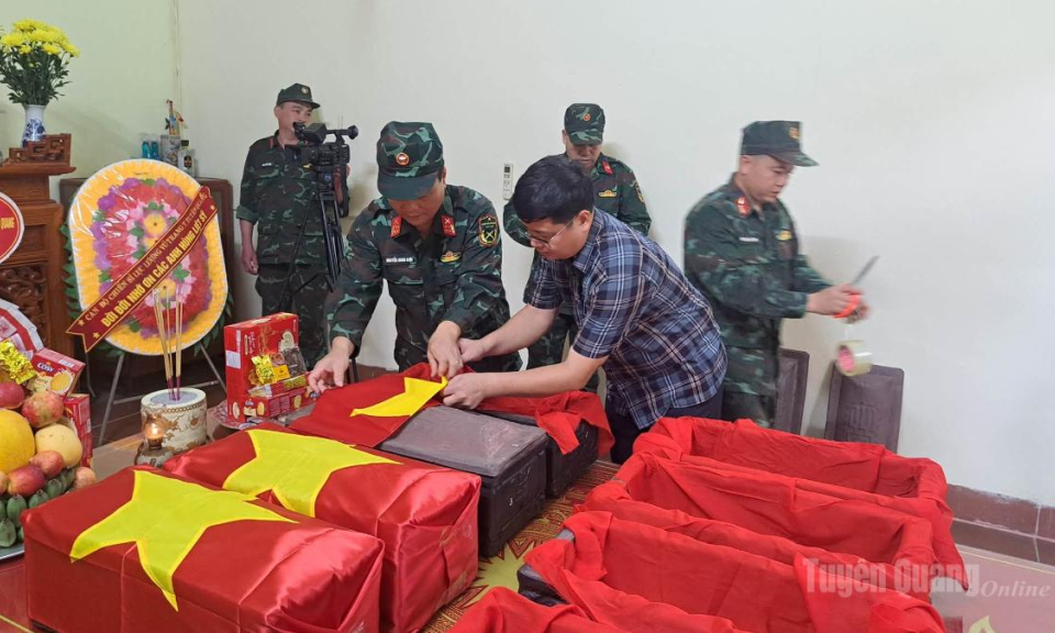 Đưa 6 h&agrave;i cốt liệt sĩ về nơi quy tập