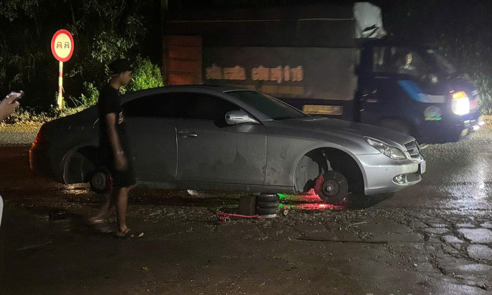 Nhiều phương tiện bị nổ lốp, chết m&aacute;y khi qua Km34, Quốc lộ 2 (đoạn qua x&atilde; H&agrave;m Y&ecirc;n)