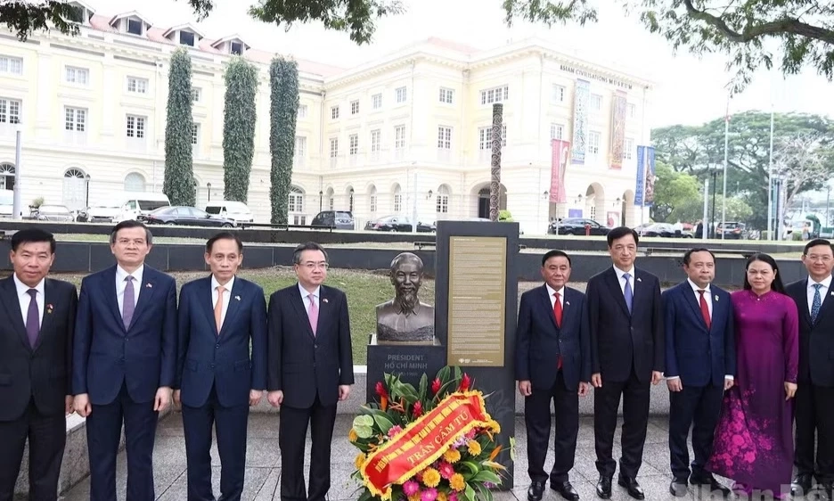 Thường trực Ban B&iacute; thư Trần Cẩm T&uacute; d&acirc;ng hoa tưởng niệm Chủ tịch Hồ Ch&iacute; Minh tại Singapore