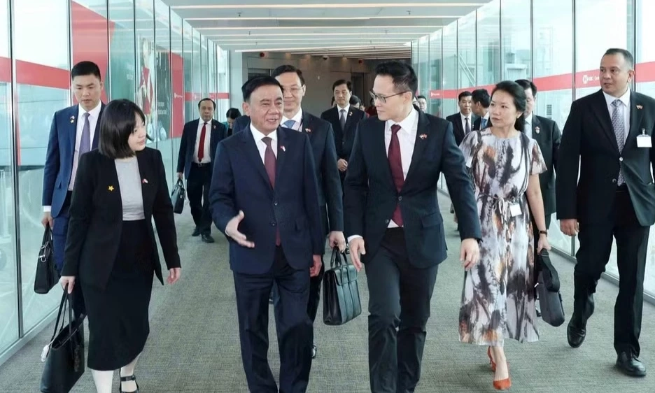 Thường trực Ban B&iacute; thư Trần Cẩm T&uacute; bắt đầu thăm ch&iacute;nh thức Cộng h&ograve;a Singapore