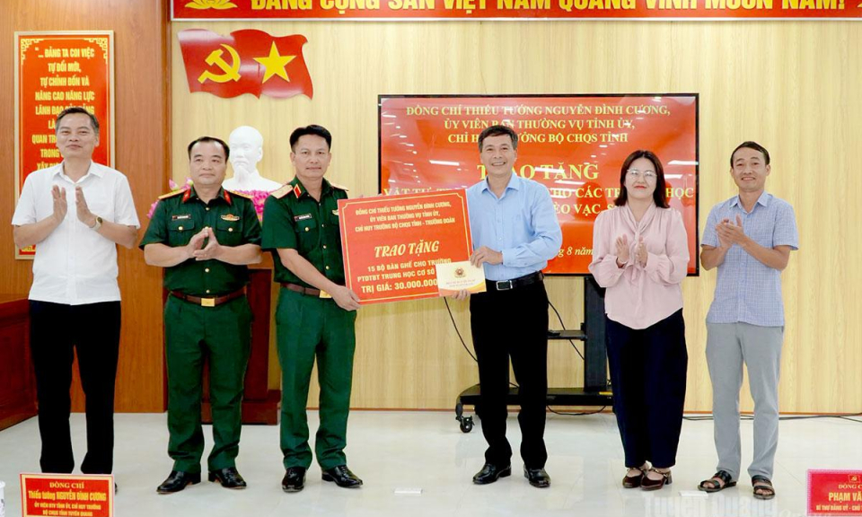 Thiếu tướng Nguyễn Đ&igrave;nh Cương trao tặng vật tư, trang thiết bị cho c&aacute;c trường học của x&atilde; M&egrave;o Vạc v&agrave; Sơn Vĩ