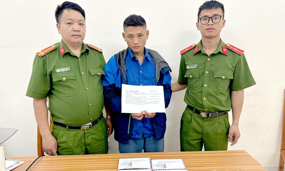 Bắt giữ 2 đối tượng li&ecirc;n quan đến h&agrave;nh vi t&agrave;ng trữ, mua b&aacute;n tr&aacute;i ph&eacute;p chất ma tu&yacute;