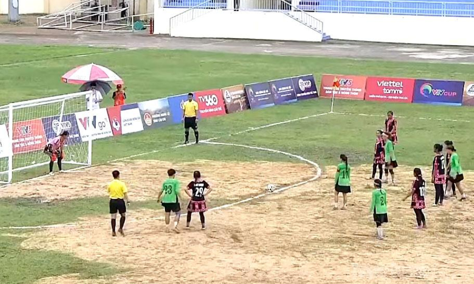 Đội b&oacute;ng đ&aacute; nữ L&acirc;m B&igrave;nh đại thắng Mường Pồn 5-0, thẳng tiến v&agrave;o tứ kết