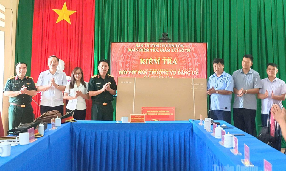 Đo&agrave;n kiểm tra, gi&aacute;m s&aacute;t số 753 của Ban Thường vụ Tỉnh uỷ l&agrave;m việc với x&atilde; Kh&acirc;u Vai v&agrave; T&aacute;t Ng&agrave;