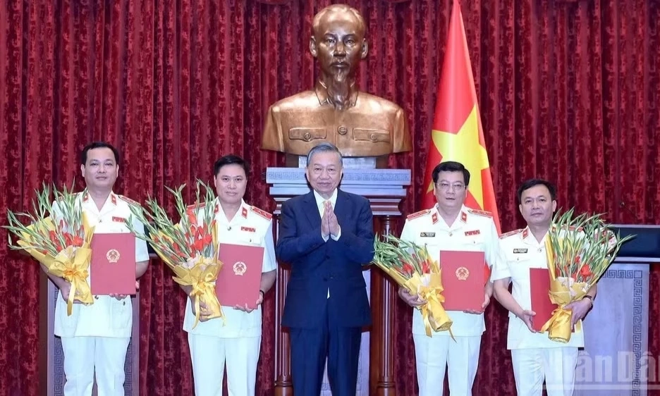 Trao quyết định bổ nhiệm chức danh Kiểm s&aacute;t vi&ecirc;n Viện Kiểm s&aacute;t nh&acirc;n d&acirc;n tối cao